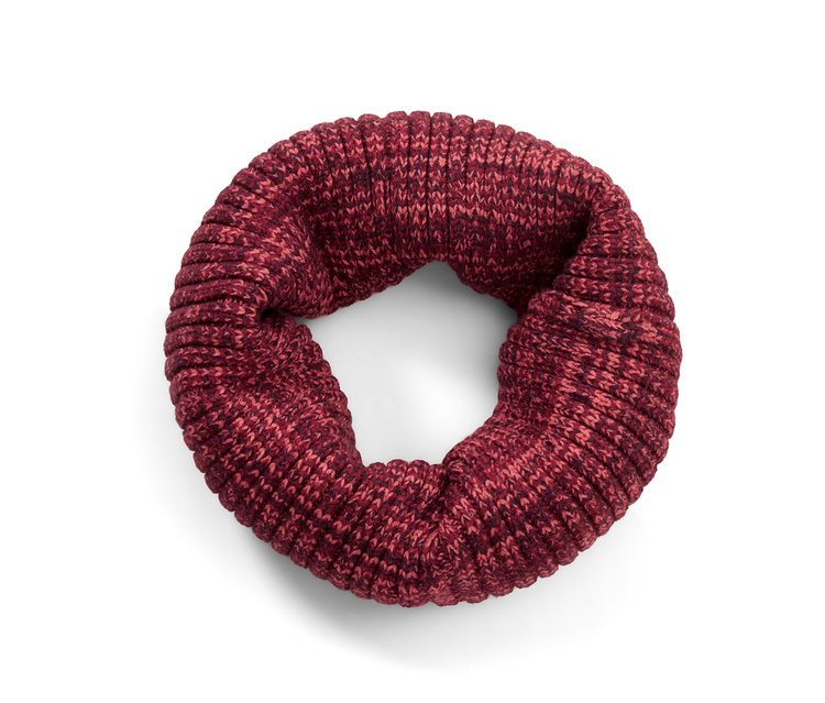 Egy melírozott vörös árnyalatú kötött csősál fekszik egy fehér háttéren.