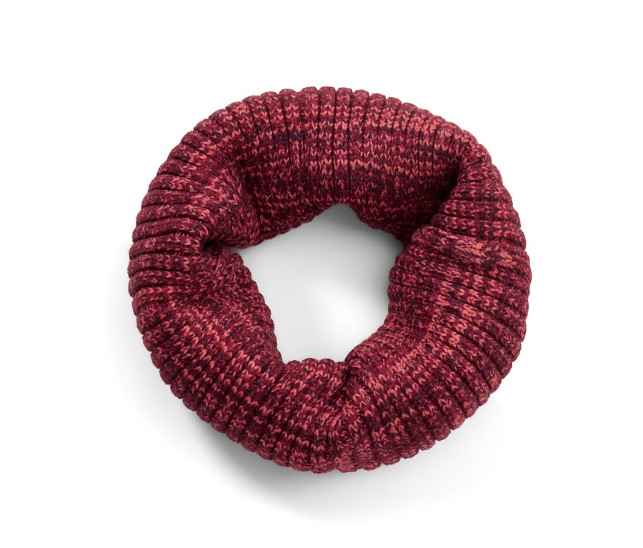 Egy melírozott vörös árnyalatú kötött csősál fekszik egy fehér háttéren.