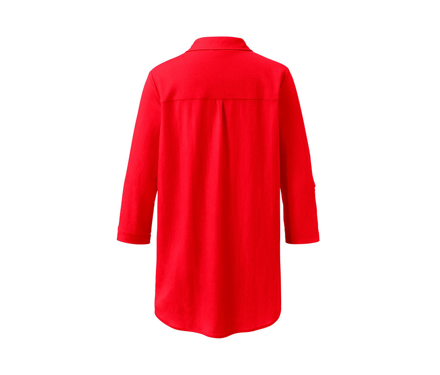 Piros női piké jersey blúz hátulnézetből.