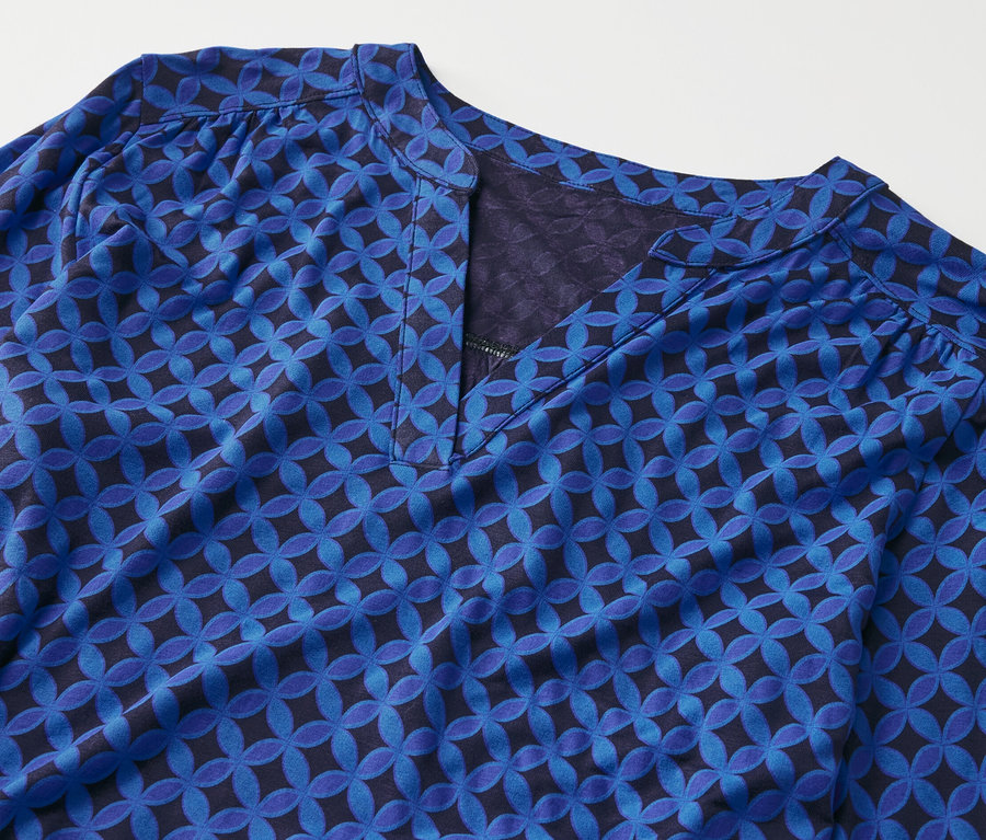 Egy kobaltkék, mintás női blúz részlete.
