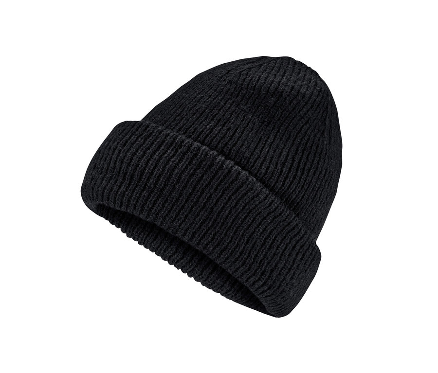 Fekete kötött sapka.