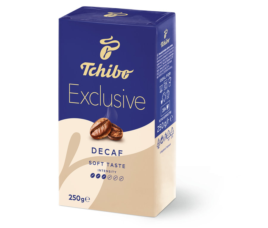 Egy csomag Tchibo Exclusive Decaf 250g őrölt kávé. A csomag sötétkék, a Tchibo logóval és két kávébabbal.