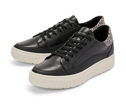 Két fekete fűzős, leopárdmintás bőr sneaker cipő.