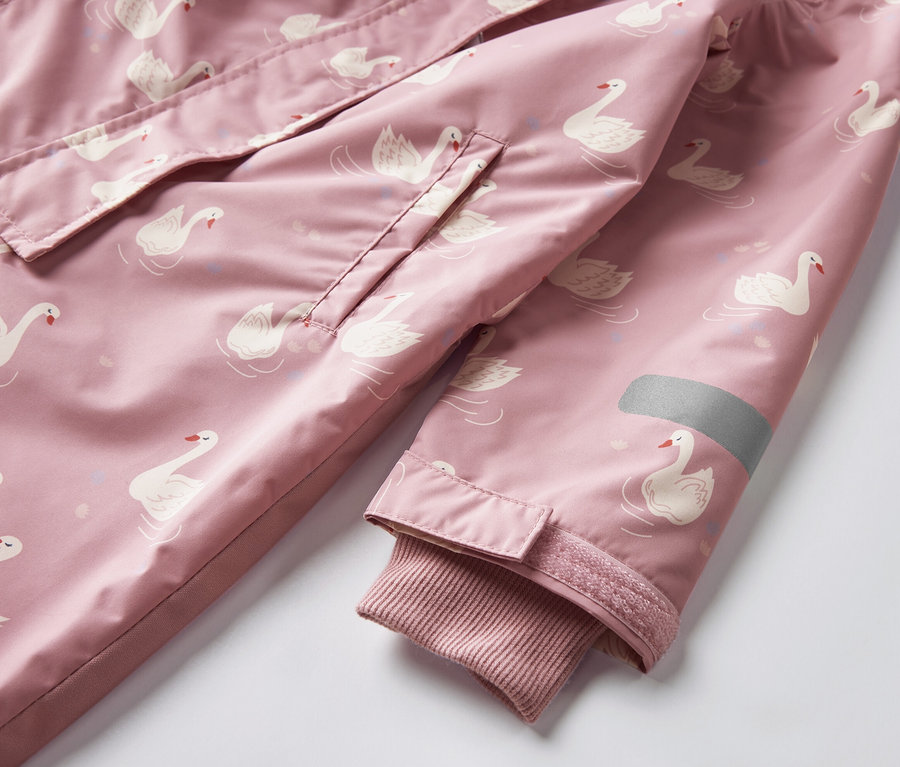 Egy hattyúmintású eső elleni kezeslábas részlete.