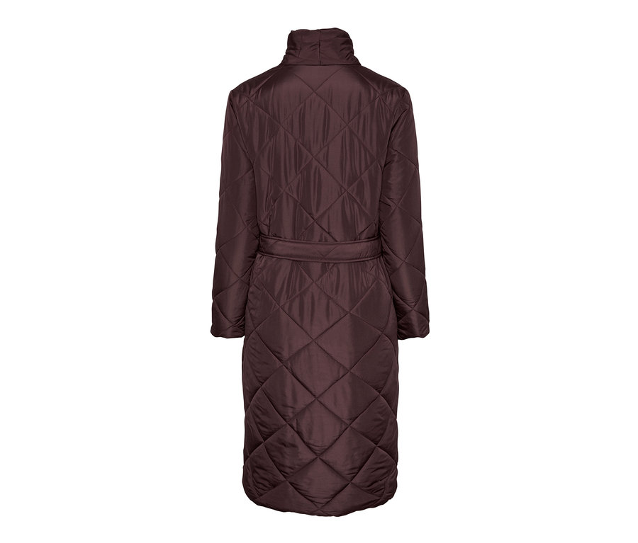 Bordó, öves női steppelt kabát, hátulnézet.