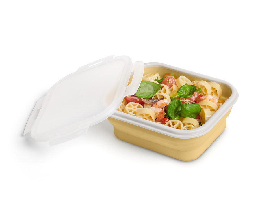 Tésztasaláta sárga, összehajtható ételhordó dobozban, fehér fedővel.