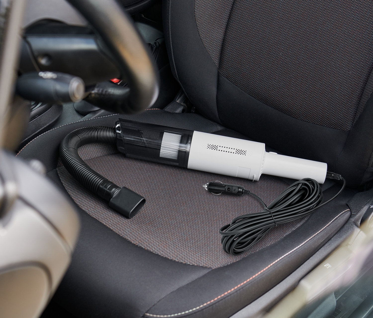 Egy autóporszívó fekszik egy autóülésen.