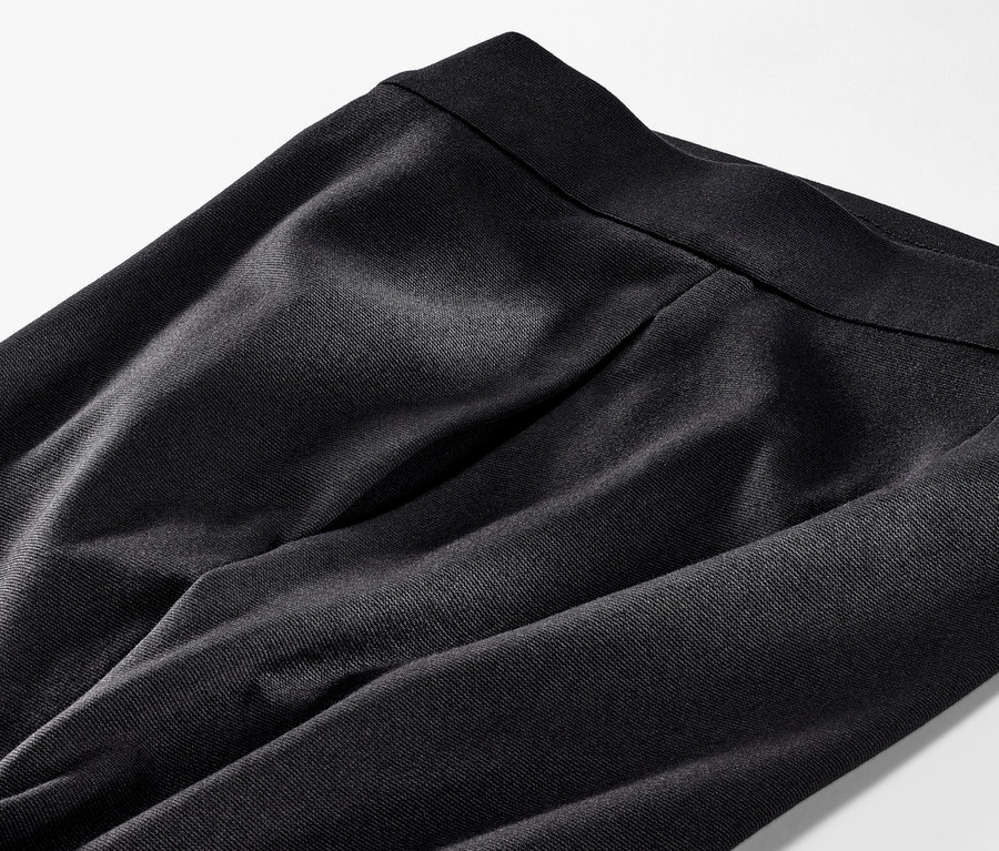 Egy fekete női jersey nadrág közeli képe.