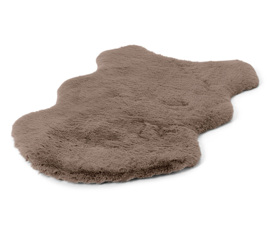 Egy taupe színű, báránybőr hatású dísszőrme látható fehér háttéren.