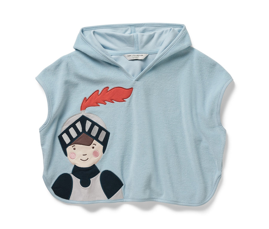 Világoskék, kapucnis frottír poncsó. A poncsóra egy lovag van hímezve.