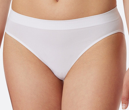 Nő fehér SCHIESSER Rió fazonú alsót visel.