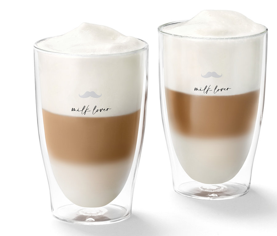 Két latte macchiato pohár, nyomott mintával, bajusz.