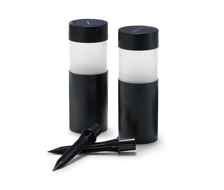 Két napelemes lámpa és két leszúrótüske.