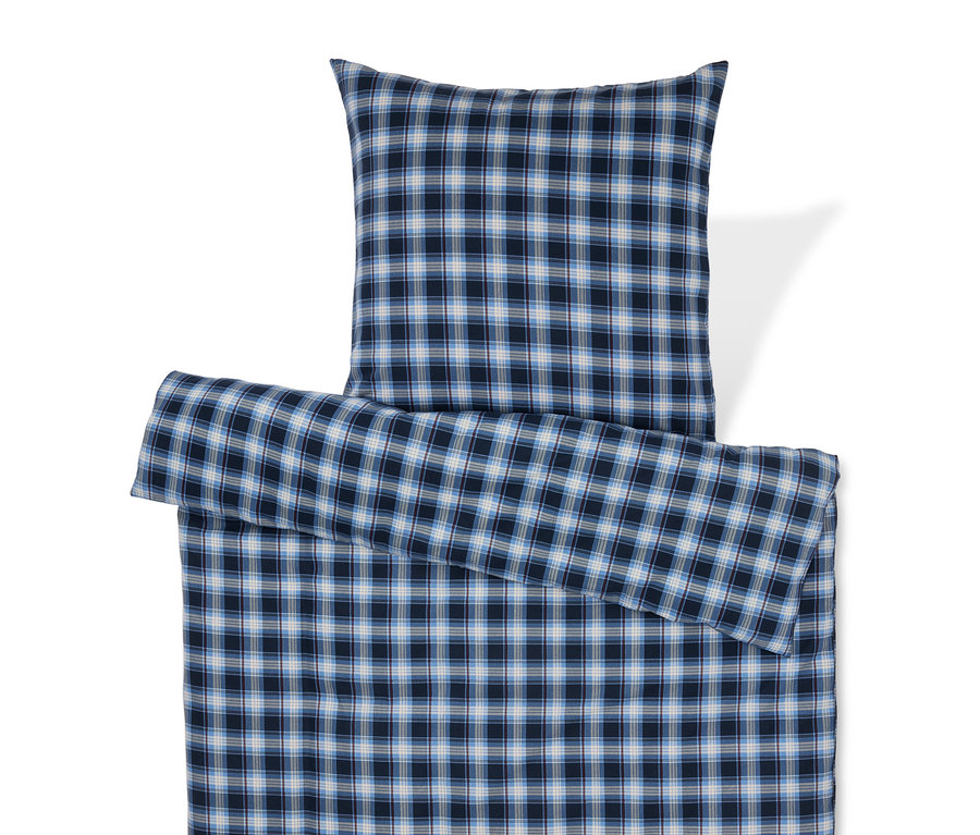 Kék kockás ágynemű párnával.