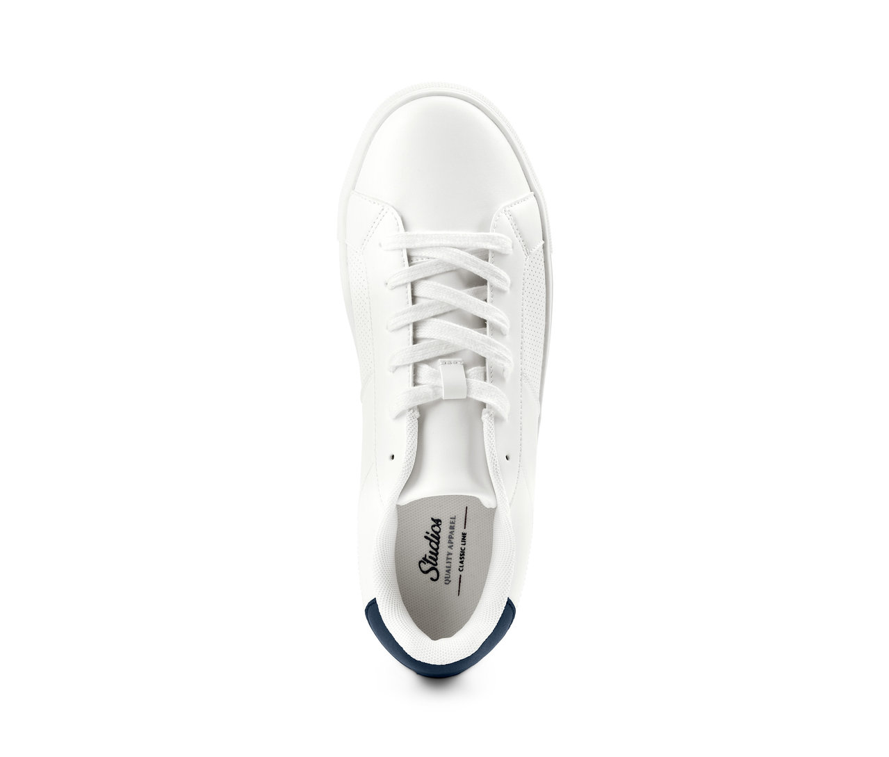 Felülnézeti közeli kép egy fehér férfi sneaker cipőről.