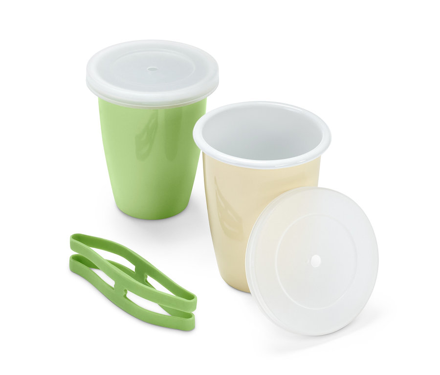 Két piknikbögre fedővel, egy zöld és egy krémszínű, valamint egy zöld pohártartó.
