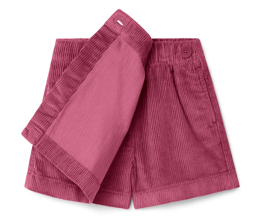 Közelkép egy rózsaszín kordbársony rövidnadrágról.