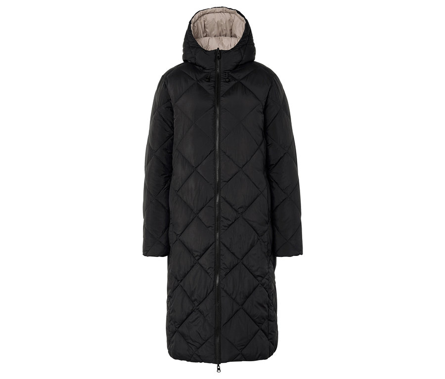 Egy hosszú, steppelt, fekete kabát kapucnival.