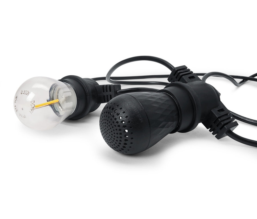 Egy kültéri LED-es fényfüzér részlete 2 Bluetooth® hangszóróval.