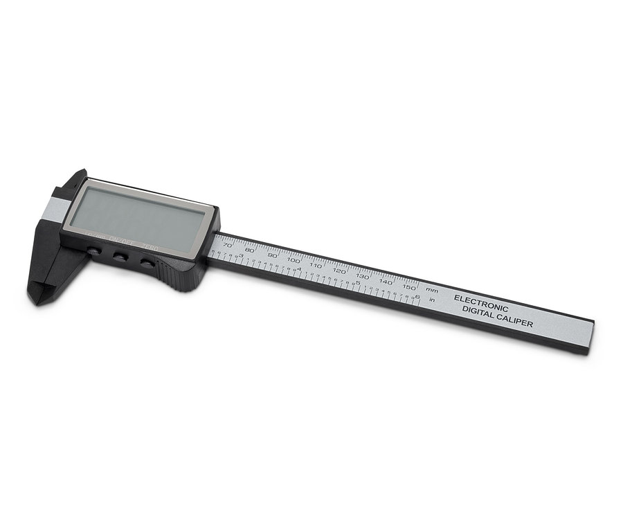 Egy digitális tolómérő fekszik fehér háttéren.