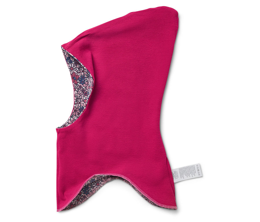 Egy rózsaszín, virágmintás bélésű símaszk fekszik fehér háttéren.