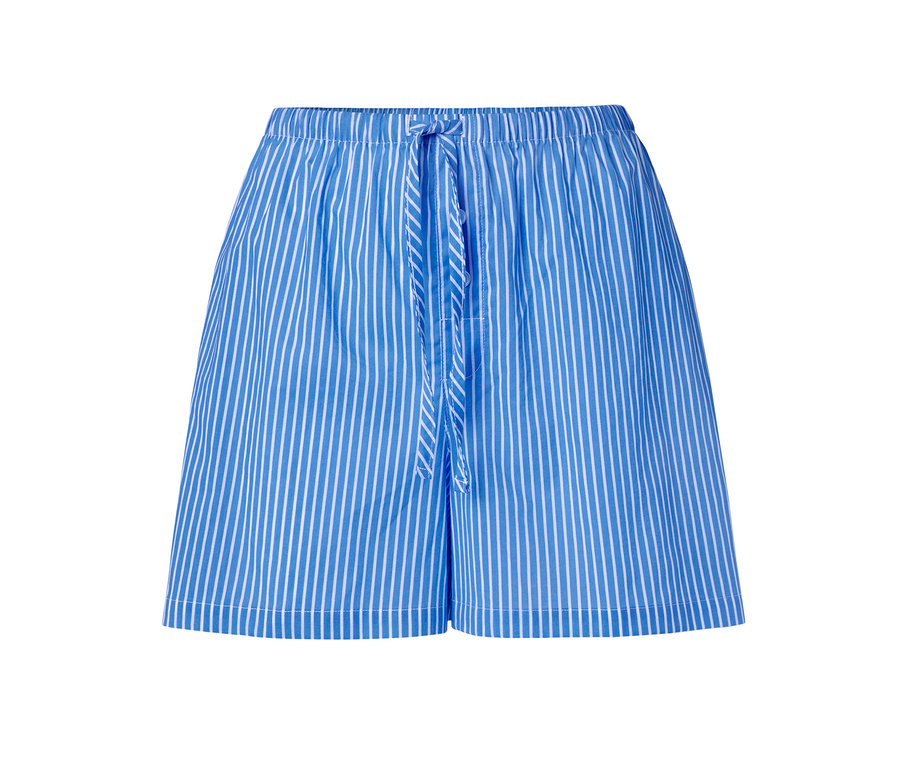 Kék szövött rövidnadrág fehér csíkokkal és húzózsinórral a derékrészen.