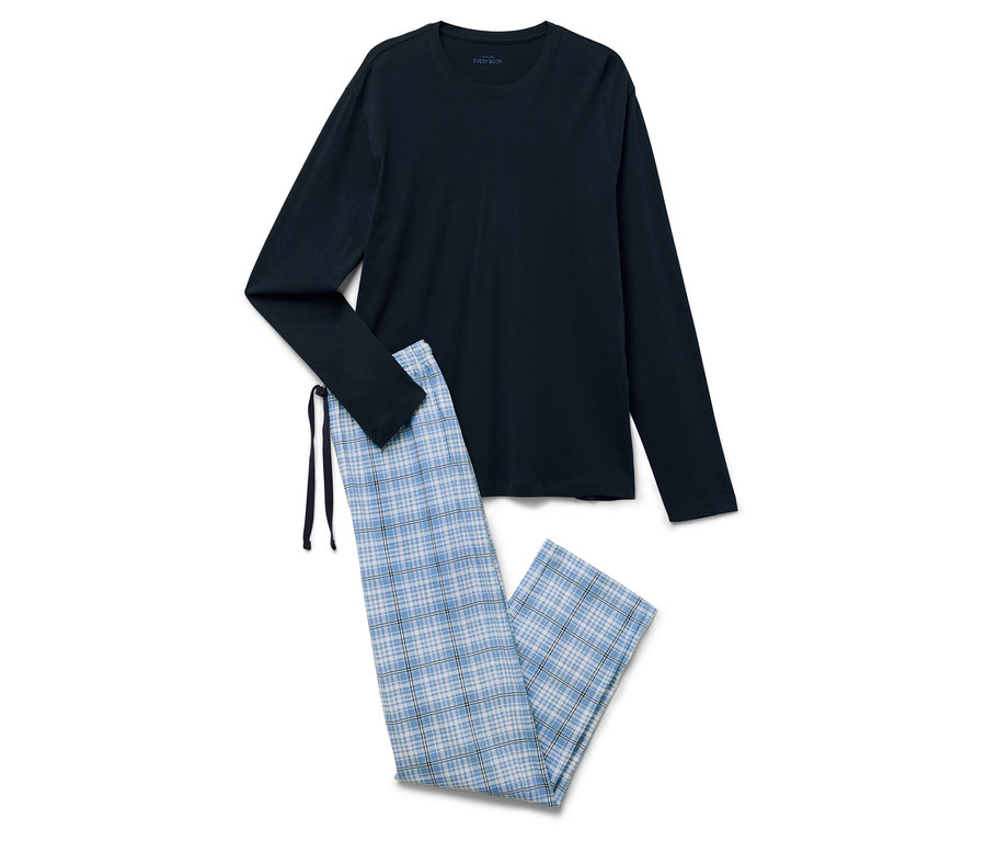 Egy sötétkék, hosszú ujjú pizsamafelső és egy kék kockás pizsamanadrág fekszik egy fehér háttéren.