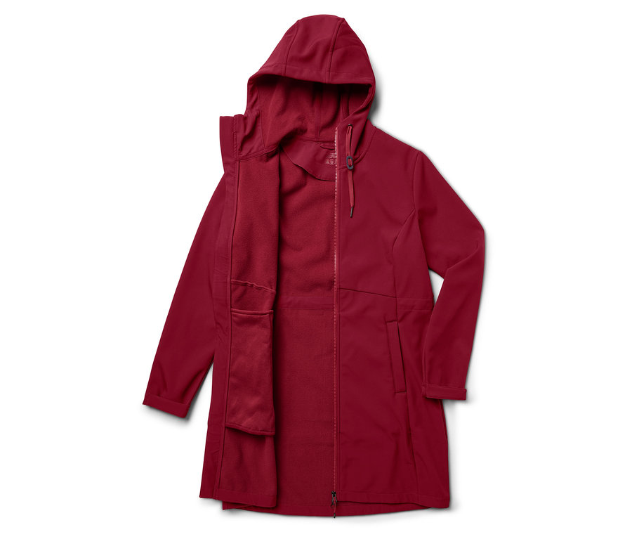 Piros, cipzáros kapucnis kabát.