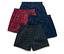 Négy férfi boxer alsó elasztikus derékpánttal: kettő kék, egy piros kockás és egy zöld kockás.