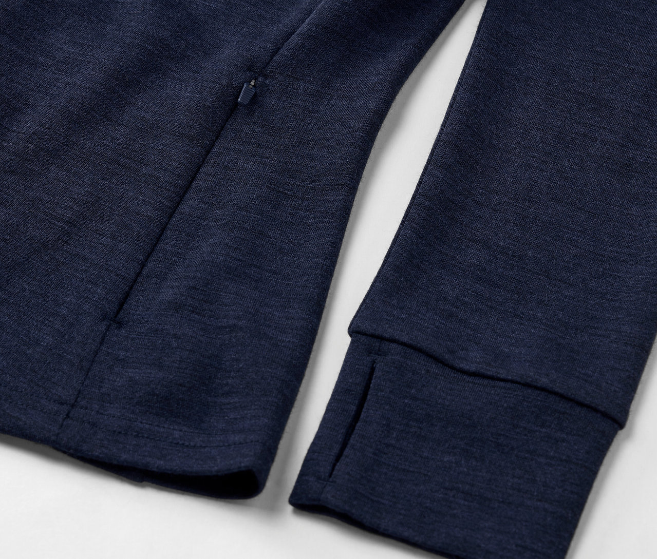 Kék, RWS-tanúsítvánnyal rendelkező gyapjú funkcionális kabát részletgazdag képe.