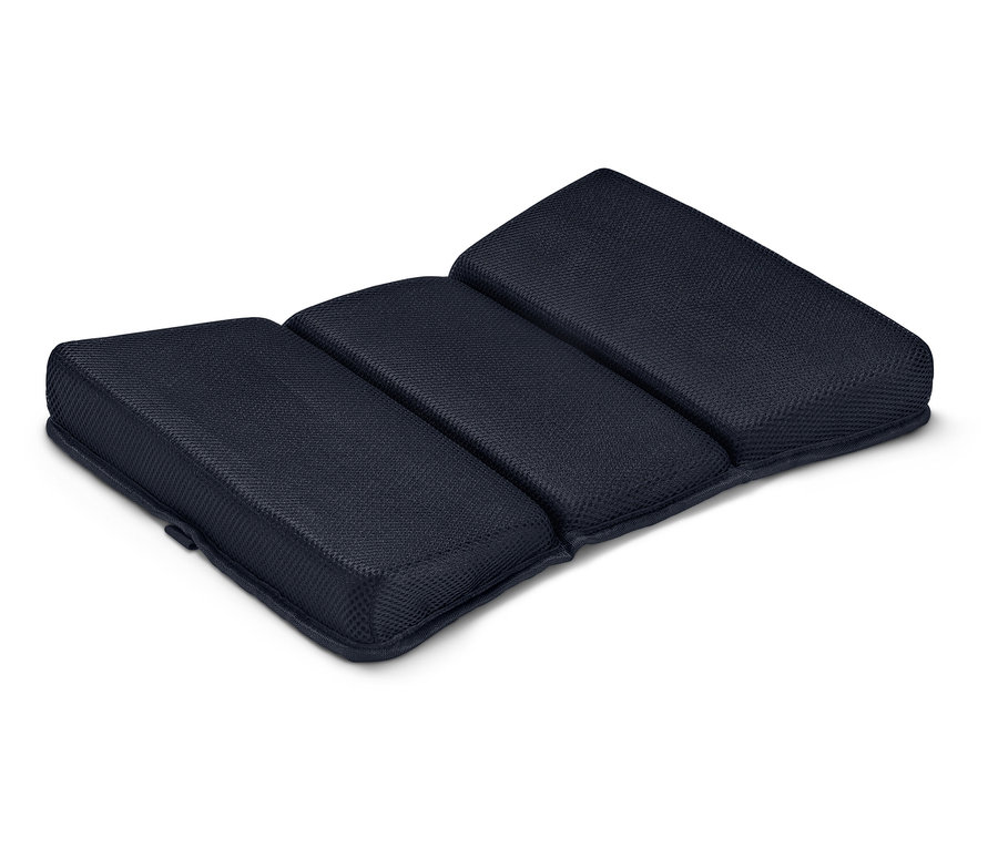 Sötétkék párna három összekapcsolt párnával világos háttéren.