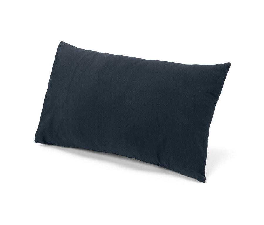 Egy sötétkék színű utazópárna fekszik fehér háttér előtt.