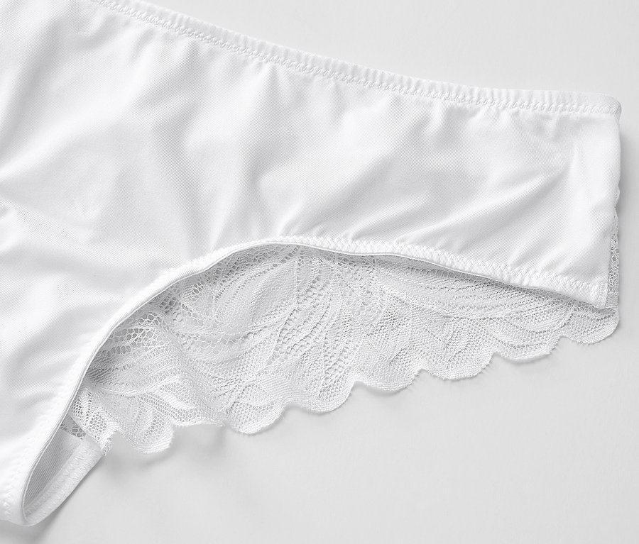 Egy fehér, csipkés brazil alsó részletgazdag képe.