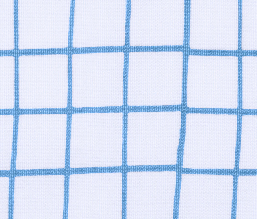 Közelkép egy fehér alapon kék négyzetekből álló, kockás asztali futóról.