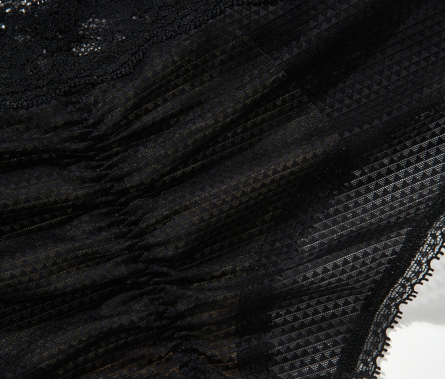 Közeli kép egy fekete csipkés alsóneműről.