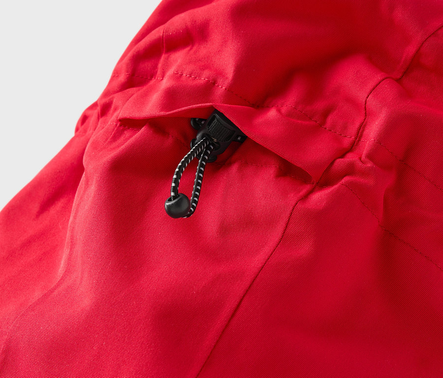 Egy piros kabát részlete kapucnival és húzózsinórral.