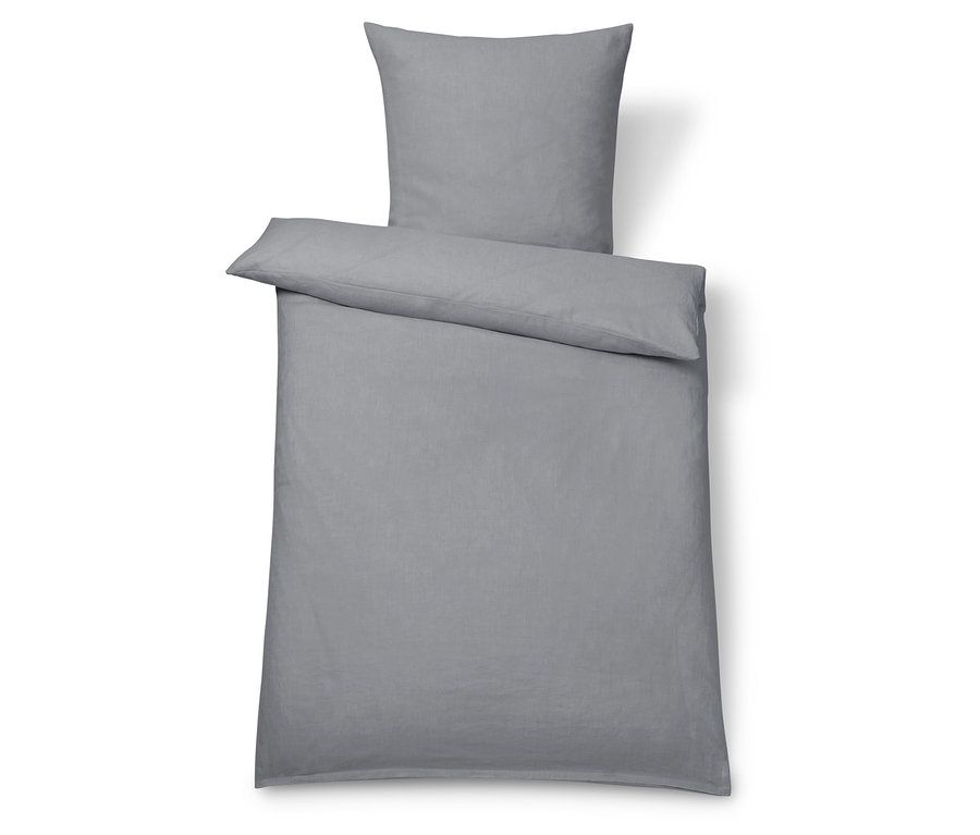 Szürke, nagyméretű ágyneműhuzat párnával.