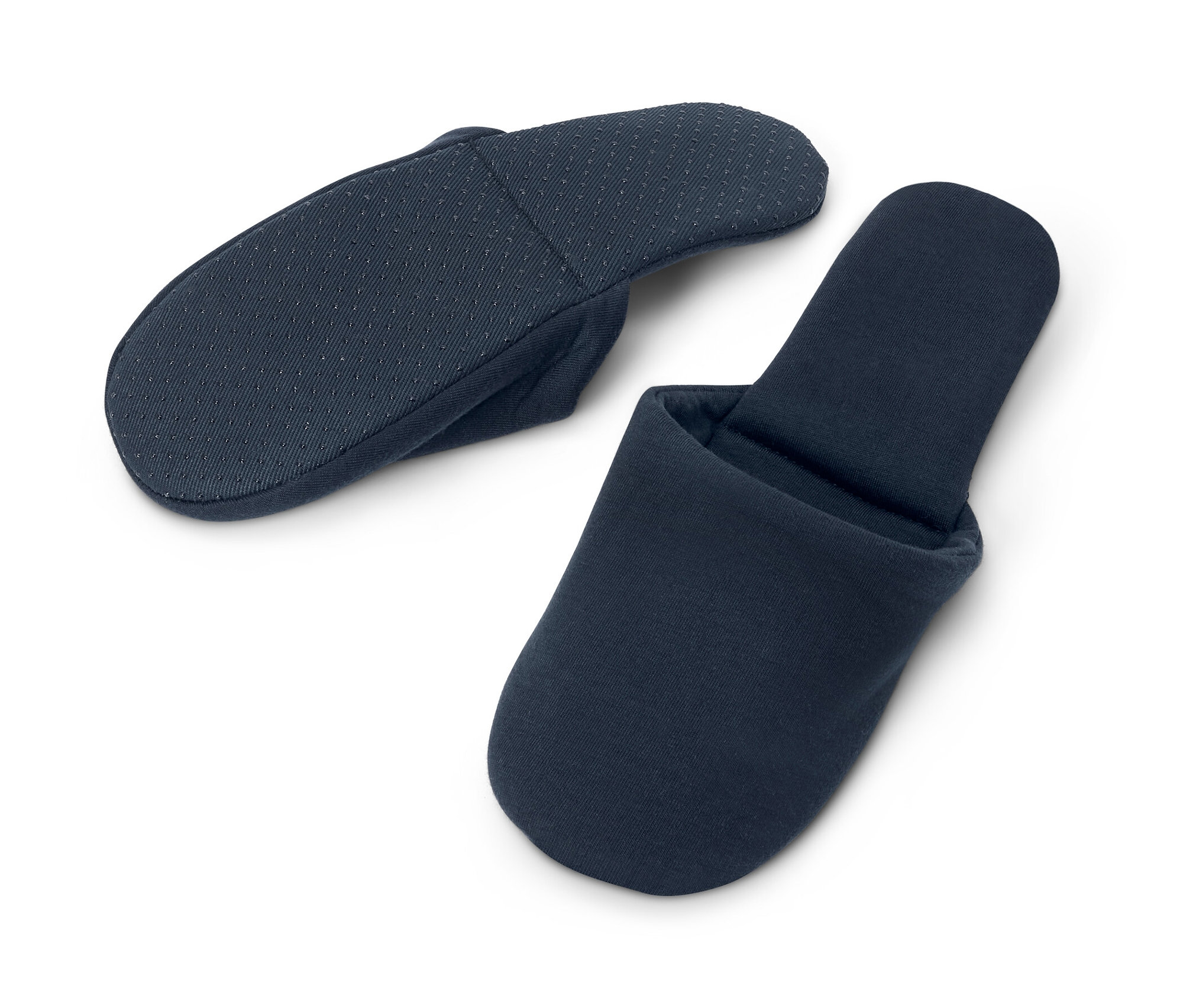 Két pár sötétkék utazópapucs fekszik egy fehér háttéren.