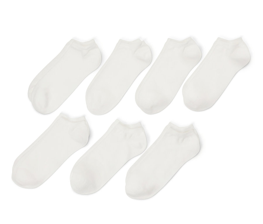Hét pár rövid fehér zokni fehér alapon.