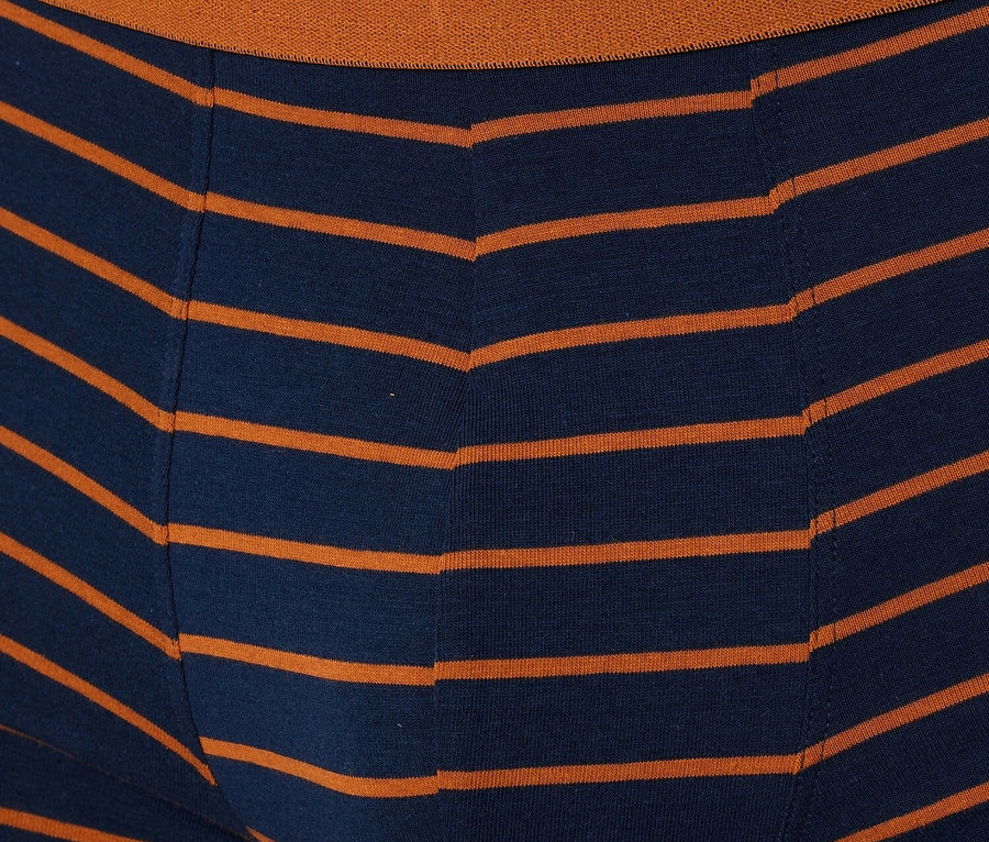 A Schiesser márkájú, csíkos férfi boxer alsónadrág részletes nézete barna derékpánttal.