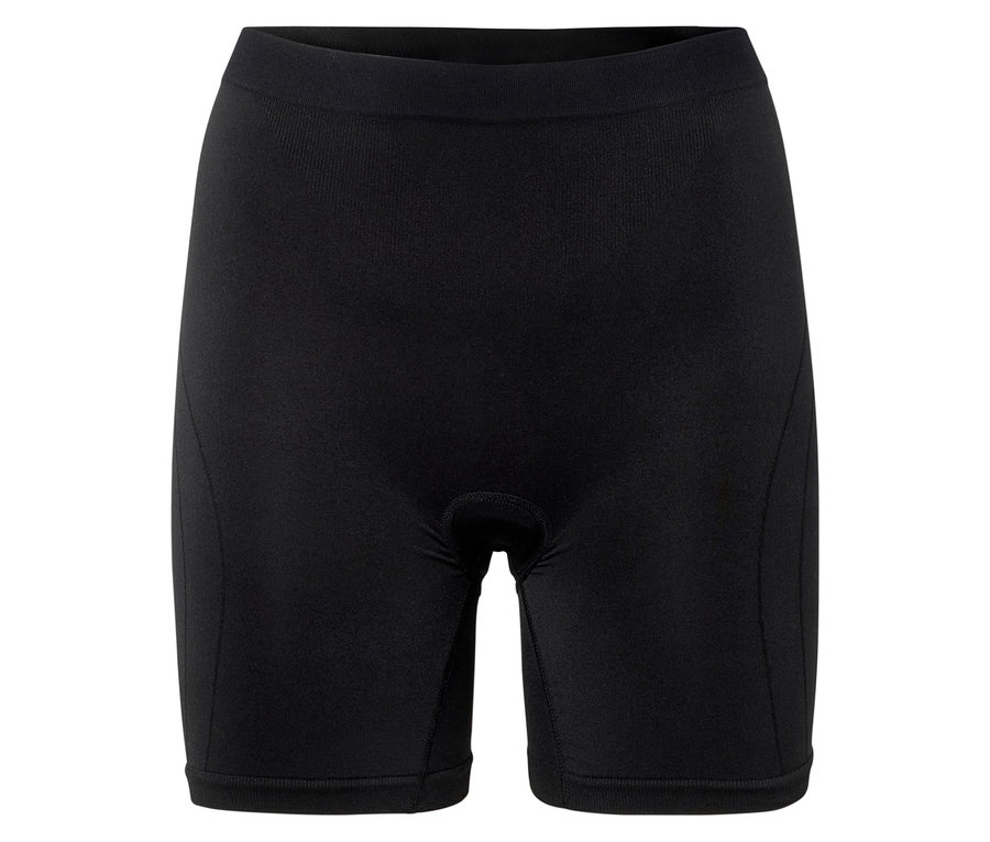Egy fekete kerékpáros rövidnadrág közeli képe fehér háttér előtt.