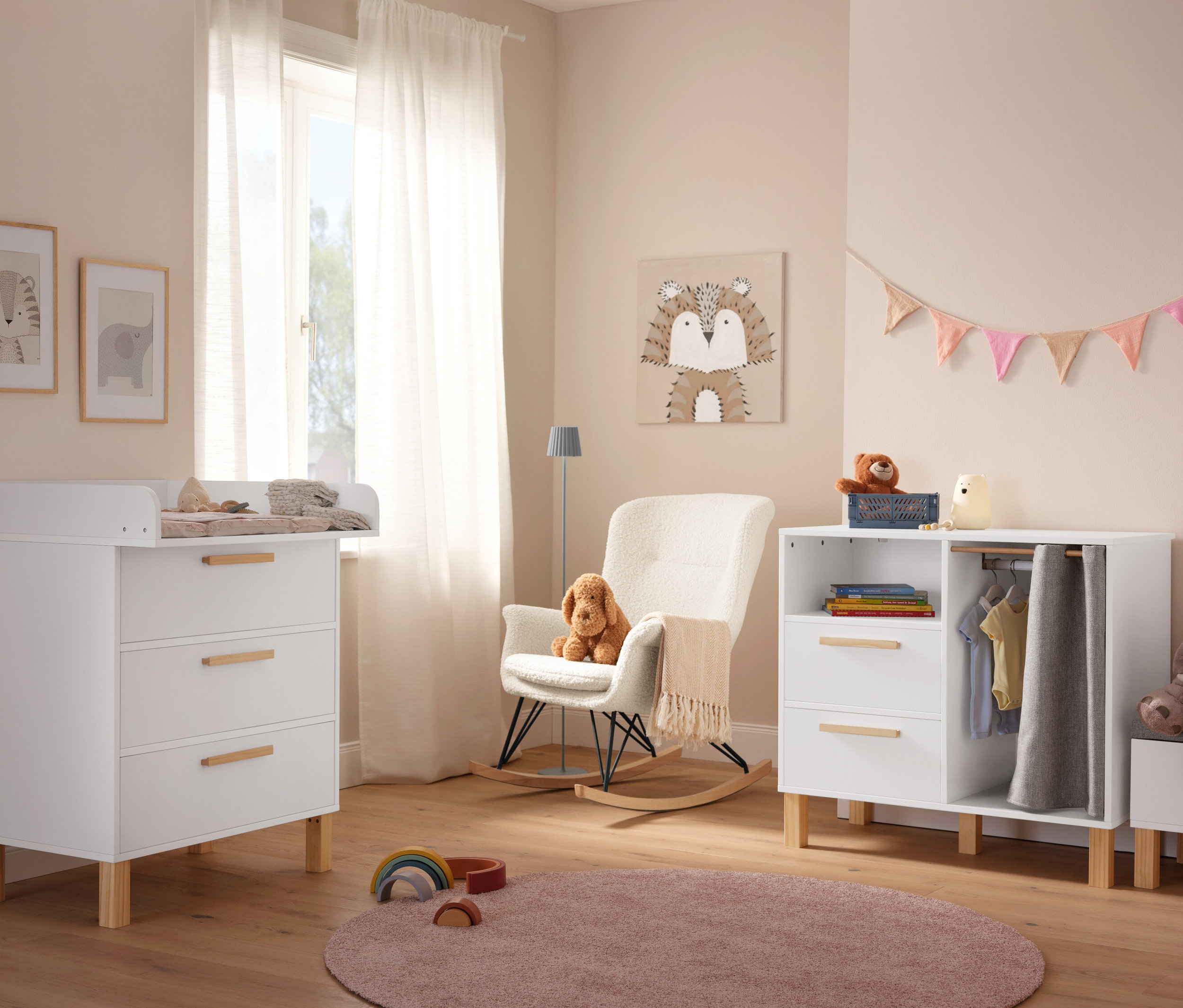 Gyerekszoba buklé anyaggal készült hintaszékkel és zsálya színű LED-es akkumulátoros kültéri állólámpával.