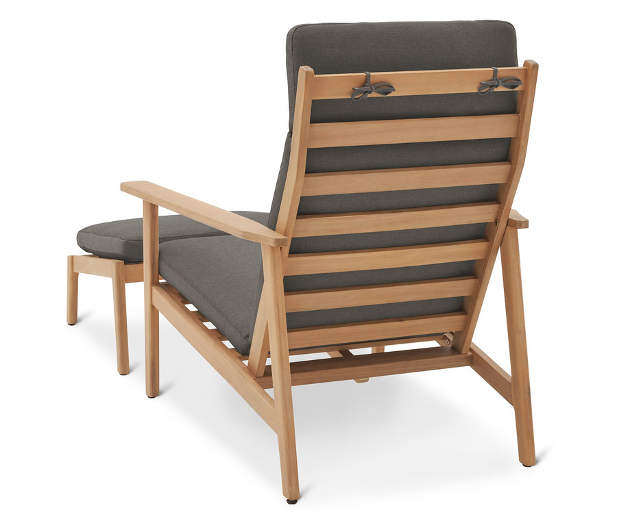 Hátulnézet egy fa kerti szék szürke párnákkal és lábtartóval.