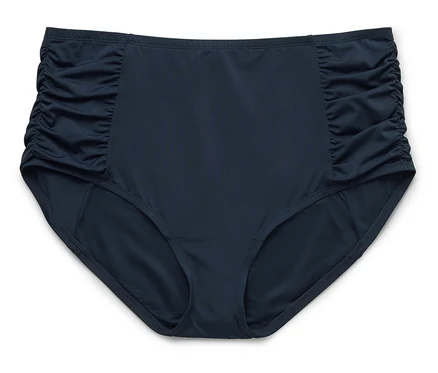 Sötétkék, magas derekú bikini alsó, ráncolt oldalakkal, fehér háttér előtt.