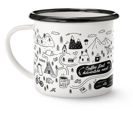 Zománcozott kávésbögre, Adventure, 380 ml, fehér, fekete peremmel és füllel, fekete vonalrajzzal díszítve, mely hegyeket, fákat, sátrakat, kerékpárt és a „Coffee first Adventure next” és „Stay wild” feliratokat ábrázol.