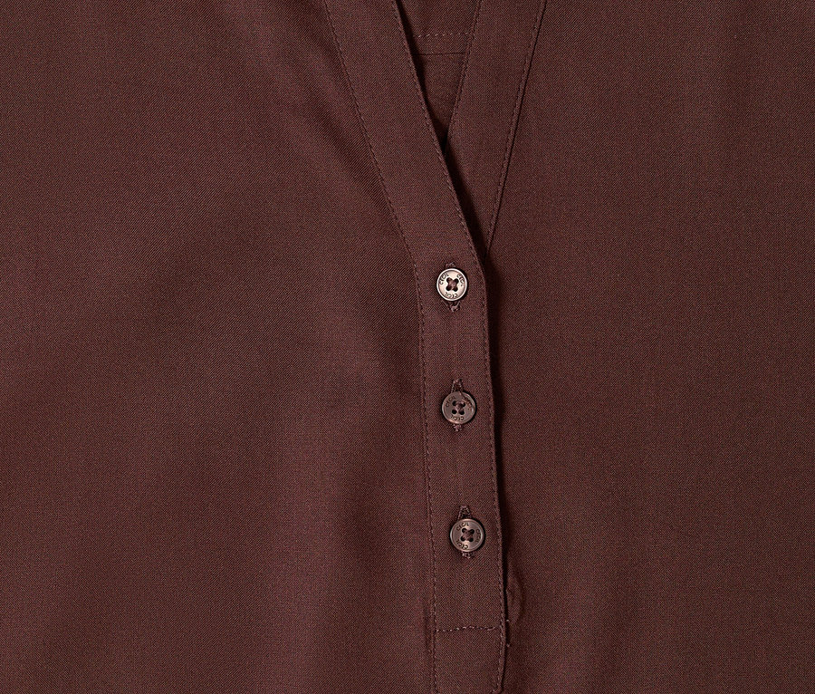 A barna CECIL tunikablúz közelképe V-nyakkivágással és három gombbal.