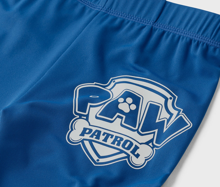 Közelkép egy kék leggingsről Paw Patrol logóval.