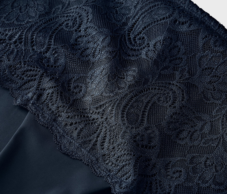 Kék csipke részlet kék anyagon.