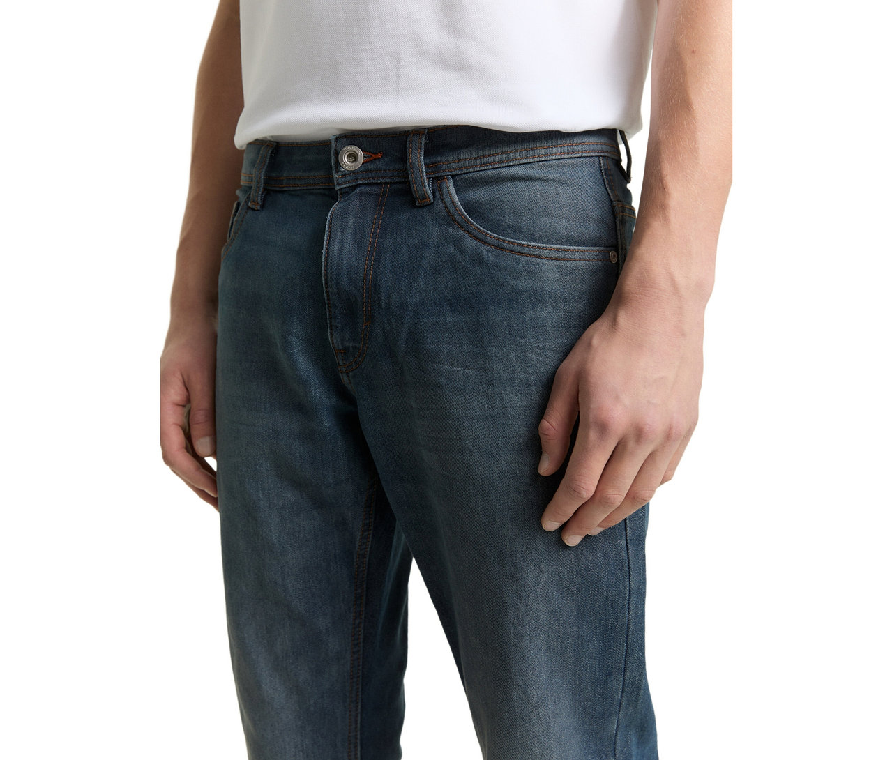 Egy személy közelképe Tom Tailor TT MARVIN STRAIGHT sztreccs farmerben, koptatott kőmosott szürke denimben és fehér pólóban.