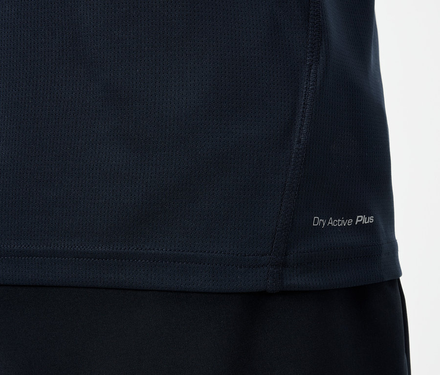 A sötétkék Dry Active Plus sportfelső részletes nézete.